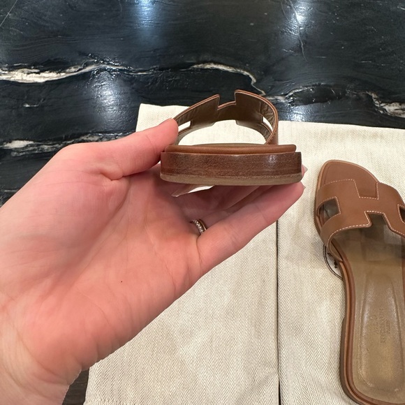 ✨ Hermes Oran Flat Sandal - Caramel/Gold ✨ - Picture 5 of 11